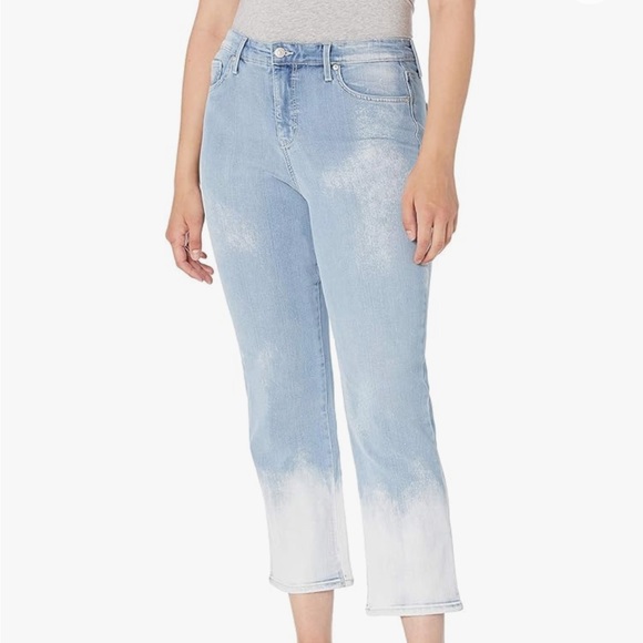 Gloria Vanderbilt Women's Mid Rise Straight Leg Crop Length Jean in Light Wash - Picture 2 of 6